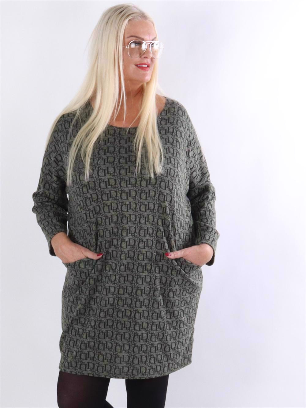 Ava - Kjole med skrift og lommer